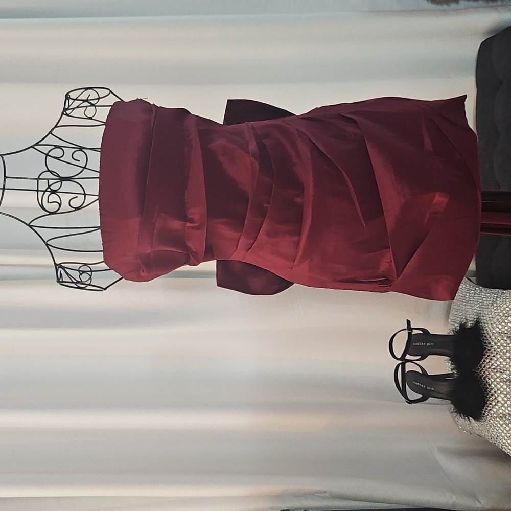 Chic Strapless Burgundy Dress